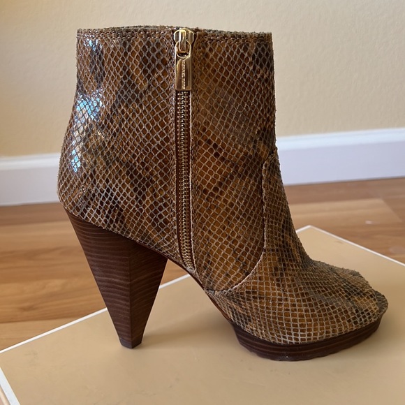 Michael Kors Codie toe out Boot - Picture 6 of 10